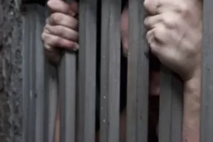 اگر فردی بازداشت شود اما بعد بی گناهی او ثابت شده و تبرئه شود آیا می تواند مطالبه خسارت کند؟