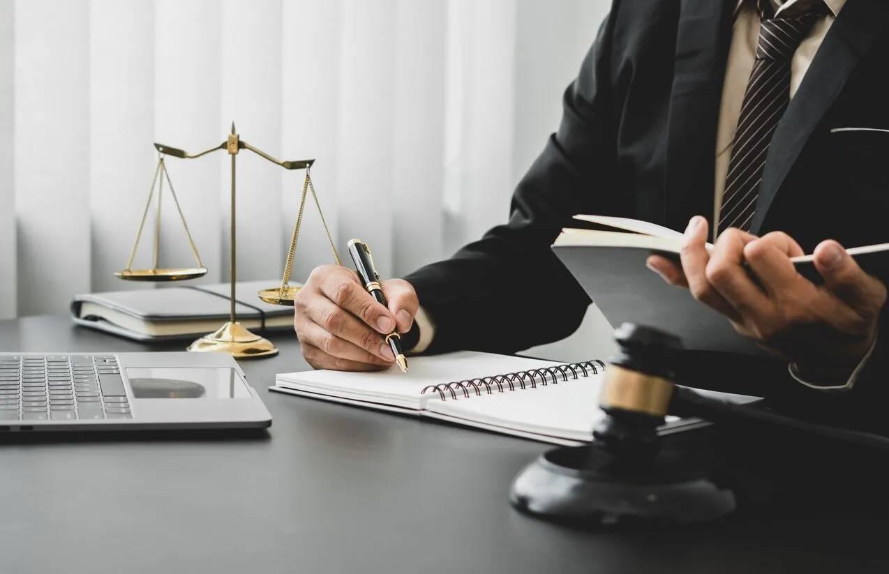 چگونه وکیل شویم و در این حرفه مشغول به کار شویم؟