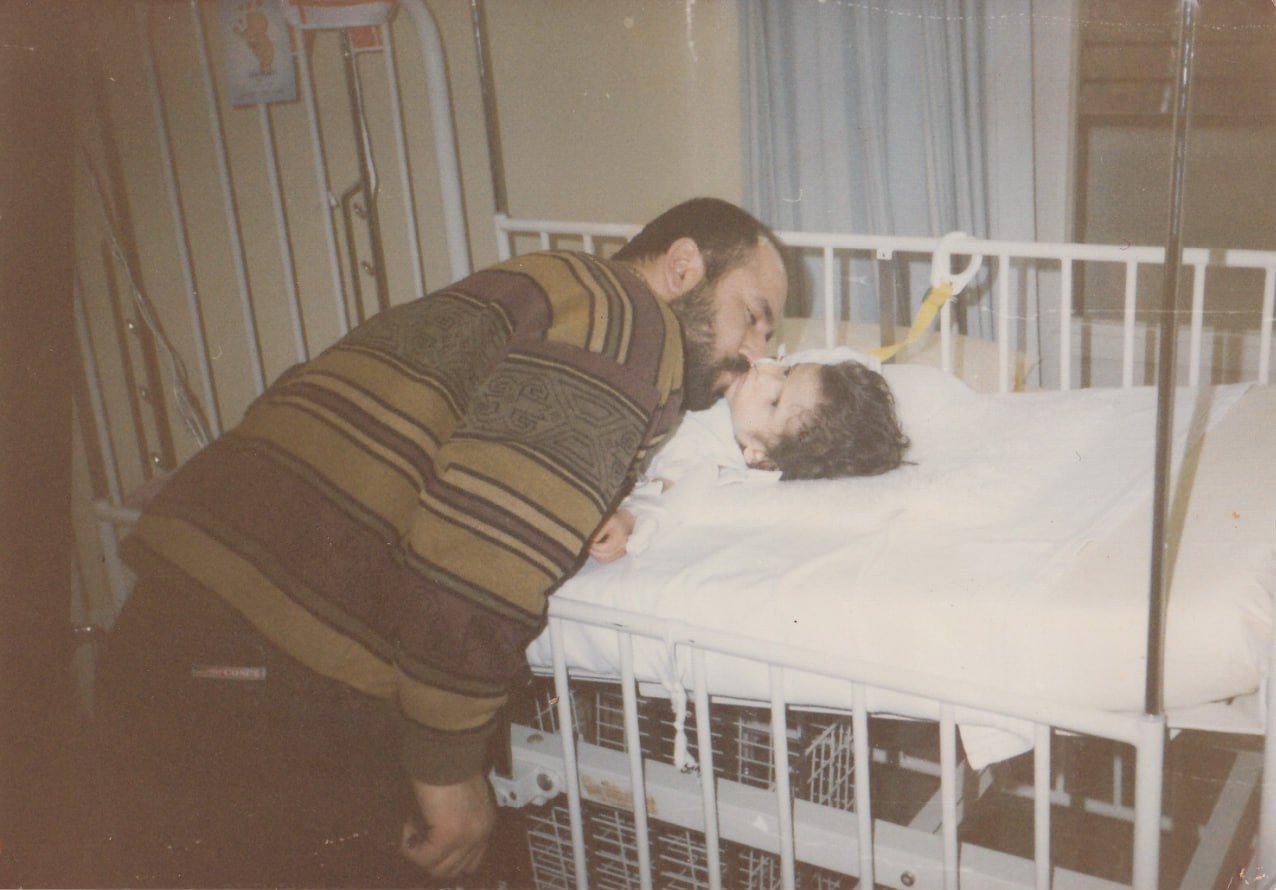 لالایی برای تابوت؛ مادری که جسد دختر معلولش را از آلمان تحویل گرفت لالایی برای تابوت؛ مادری که جسد دختر معلولش را از آلمان تحویل گرفت